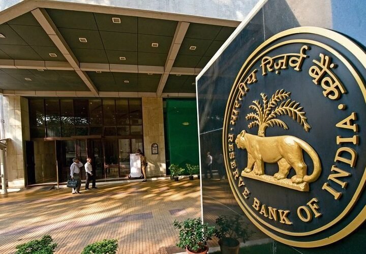 RBI ने घटाया विकास दर का अनुमान, महंगाई बढ़ने की आशंका, आम आदमी की जेब पर पड़ सकता है असर