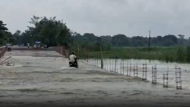 भारी बारिश से भूस्खलन और अचानक आई बाढ़, 3 लोग लापता