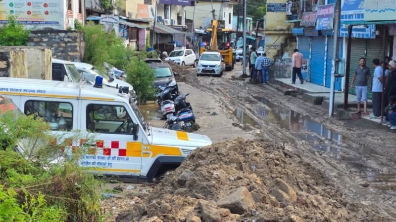Chamoli Rain News: चमोली में मूसलाधार बारिश से भारी तबाही, नारायणबगड़ के जीआईसी में घुसा मलबा, गौचर बाजार में जलभराव
