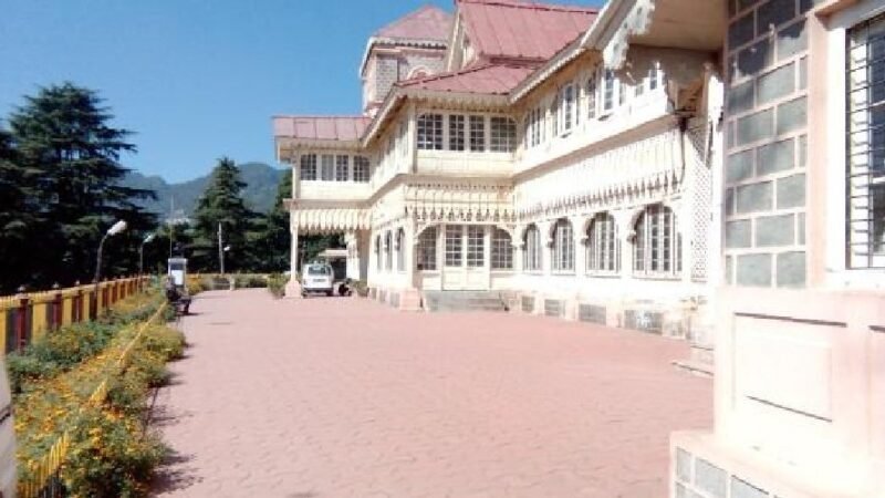 उत्तराखंड : बदहाली में दम तोड़ रहा नैनीताल का ऐतिहासिक रैमजे अस्पताल, सांसद ने खोली पोल