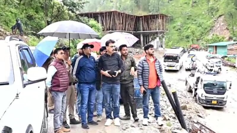 लगातार बारिश के बीच डीएम प्रशांत आर्य ने स्यानाचट्टी का किया निरीक्षण, राहत कार्य तेज करने के निर्देश
