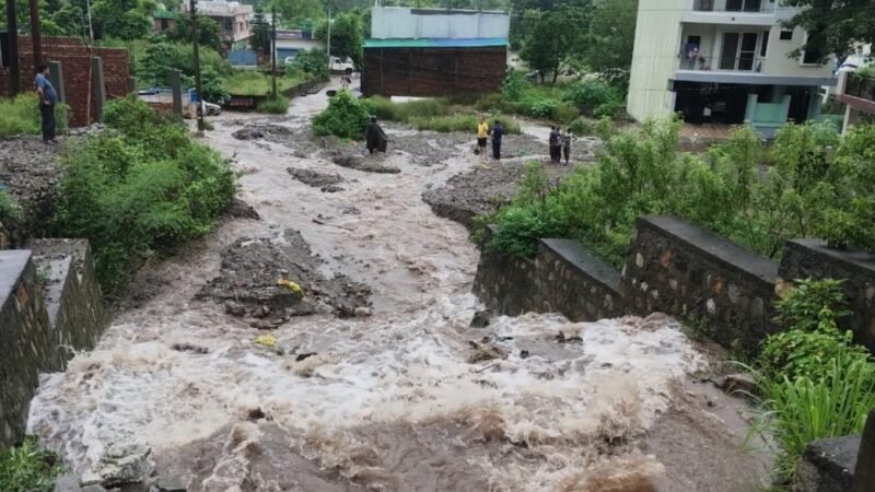 मालदेवता में 233 मिमी रिकॉर्ड बारिश, चारधाम यात्रा दो दिन के लिए स्थगित, कई हाईवे बंद