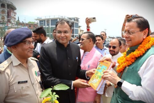 सेवा पखवाड़ा: गोपेश्वर पहुंचे मुख्यमंत्री धामी, DM और SP ने किया स्वागत, जनकल्याणकारी योजनाओं का लिया फीडबैक
