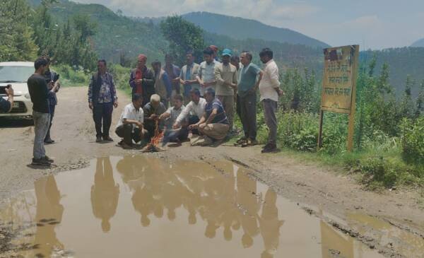 उत्तराखंड: सड़क की बदहाली के खिलाफ अनोखा विरोध, लोगों ने किया गड्ढों का पूजन