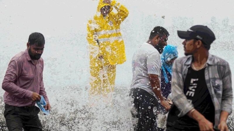 मुंबई में मूसलाधार बारिश का कहर: चॉल ढही, छह की मौत, कई हादसों में नौ लोगों ने गंवाई जान