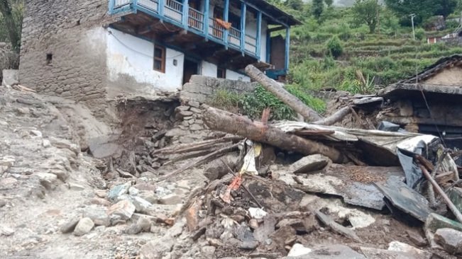 Uttarakhand News : भारी बारिश से ज्योतिर्मठ के पगनो गांव में घर में घुसा मलबा, दो बुजुर्ग फंसे, ग्रामीणों ने बचाया