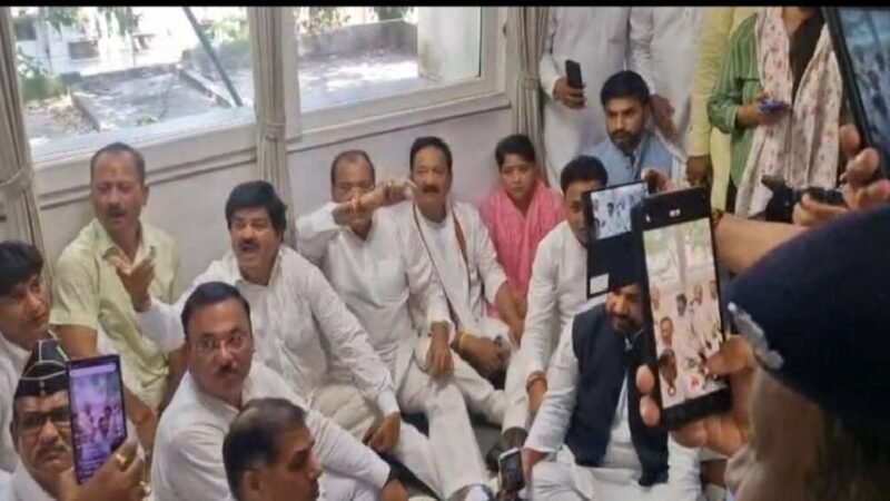 खड़गे की रैली से पहले हल्द्वानी में कांग्रेस और पुलिस आमने-सामने, SSP कार्यालय में कांग्रेस का धरना 