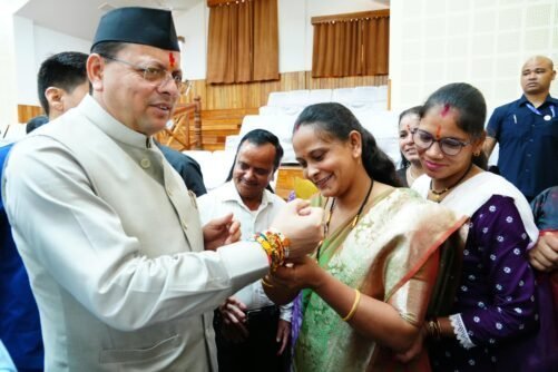 रक्षा बंधन पर मुख्यमंत्री धामी को महिलाओं ने बांधा रक्षा सूत्र, दीर्घायु की कामना