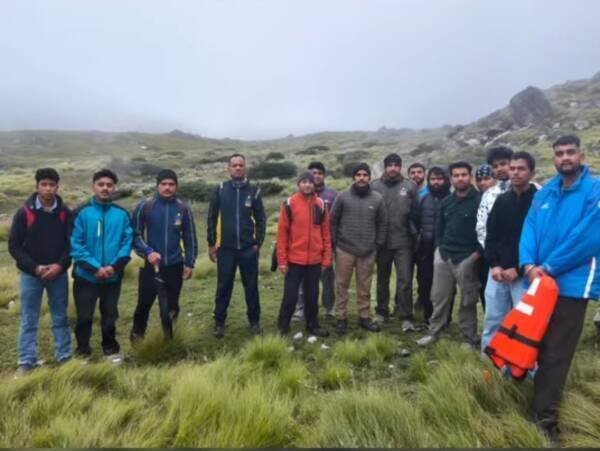 वसुंधरा वॉटरफॉल के आगे नदी का जलस्तर बढ़ने से फंसा कानपुर का पर्यटक, स्थानीय युवाओं, पुलिस-SDRF ने किया सुरक्षित रेस्क्यू
