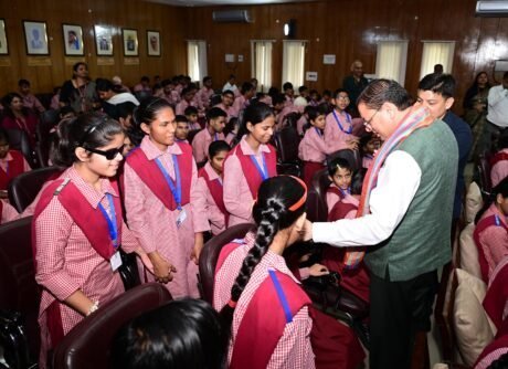 दिव्यांग बच्चों के बीच मुख्यमंत्री धामी ने मनाया जन्मदिन, बच्चों के साथ केक काटकर साझा की खुशियां, कहा—उनकी मुस्कान सबसे खास उपहार