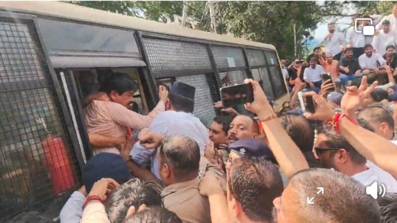 हल्द्वानी शुद्धिकरण विवाद: कांग्रेस का शक्ति प्रदर्शन, सीएम आवास कूच पुलिस ने रोका, हिरासत में कई नेता