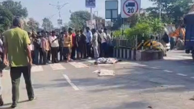 मोहब्बेवाला में सीमेंट लदा ट्रक पलटा, दो की मौत, दो घायल 